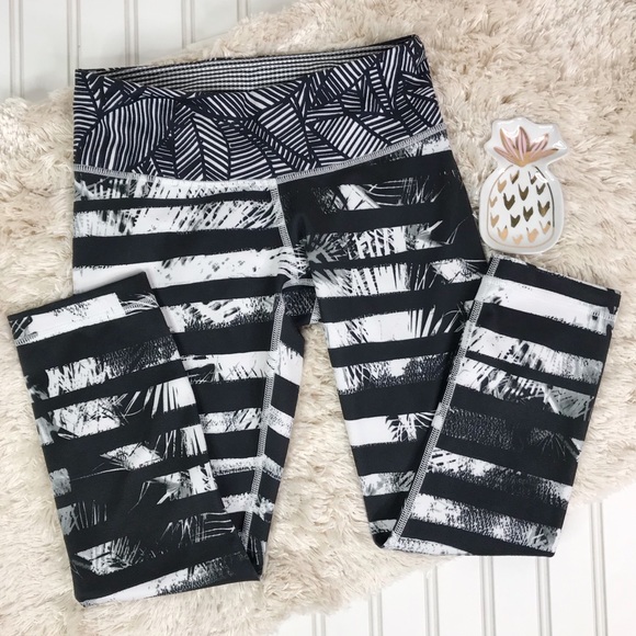 lululemon athletica Pants - Lululemon Wunder Under Crops Shady Palms Size 4